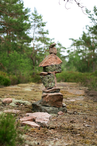 En hög med olikformade stenar staplade på varandra.